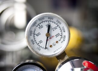 Jak wyrównać ciśnienie w uszach w samolocie? Jak wyrównać ciśnienie w uszach w samolocie?