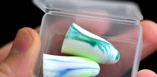 Czy można spać z zatyczkami do uszu?