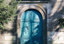 Jak wyregulować opadające drzwi w samochodzie?