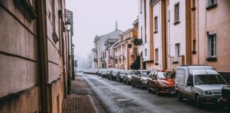 Dlaczego nie zostawiać auta na biegu?