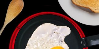 Jak wyjąć blachę z butów roboczych?