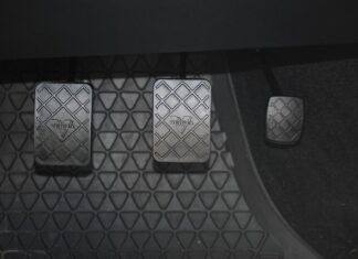 Jak się nazywa hamulec ręczny?