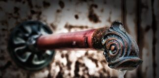 Jak usunąć czop woskowiny z ucha w domu?