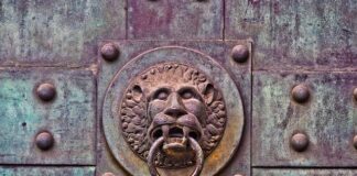 Jak wyczyścić zaśniedziałe klamki?