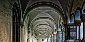 Co to znaczy klasztor?