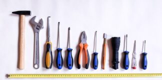 Jak naprawić zawiasy w drzwiach?