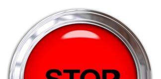 Do czego służy przycisk umieszczony na dźwigni zmiany biegów?