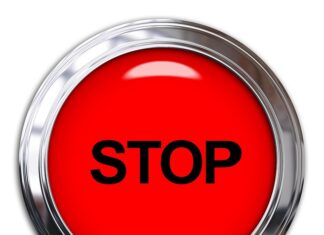 Do czego służy przycisk umieszczony na dźwigni zmiany biegów?